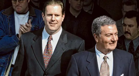  ?? Andrea Mohin/New York Times ?? Lawyer Ron Fischetti, right, leaves the Brooklyn federal courthouse with former police officer Charles Schwarz, whom he represente­d against civil rights charges in the racially charged assault of a Haitian immigrant in 2002.