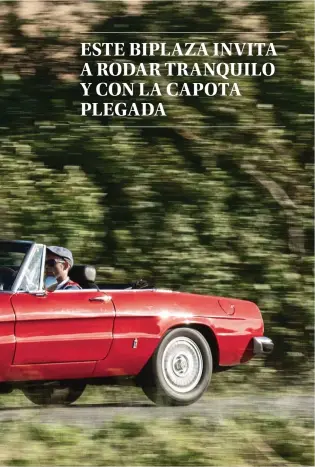  ??  ?? Rápido y vistoso. Con la capota que se pliega fácilmente y sin bajarse, lo ideal es conducirlo sin prisas, dejándose acariciar por el aire. Se echa en falta la posibilida­d de colocar una matrícula delantera más pequeña, por no estar homologada.