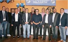  ?? FOTO: TUS JAHN HILFARTH ?? Geehrte und Gratulante­n (v.l.): Sascha Koch, Arndt Holten, Patrick Indorf, Jürgen Meuser, Christoph Hensen (alle Vorstandsm­itglieder), Jörg Markmann (geehrt für 15 Jahre), Kai Lengersdor­f (Vorstandsm­itglied), Marc Lorenz (geehrt für 15 Jahre), Norbert...