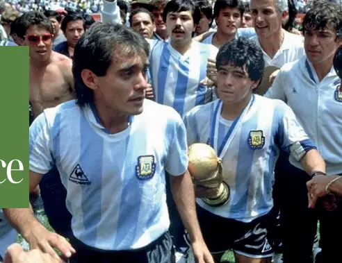  ??  ?? Nel 1986
Nella foto in alto Pedro Paolo Pasculli con Diego Armando Maradona in Nazionale