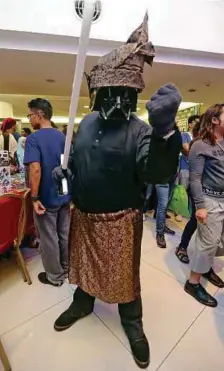  ??  ?? MOE menyuntik elemen tradisiona­l dalam karakter Darth Vader.