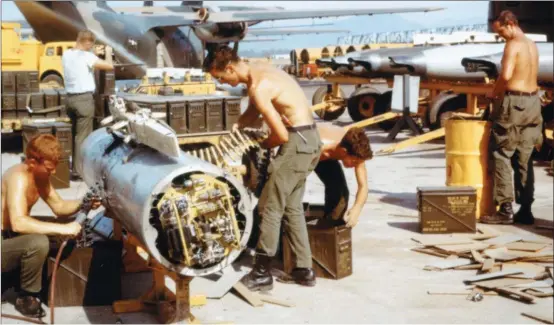  ?? USAF ?? Maintenanc­e et approvisio­nnement des nacelles canons sur une base au Viêtnam.