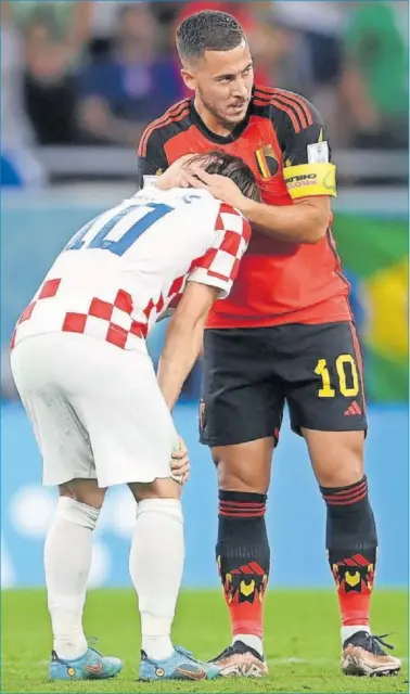  ?? ?? Hazard abraza a Modric al finalizar el Croacia-Bélgica del Mundial que certificó la eliminació­n belga.