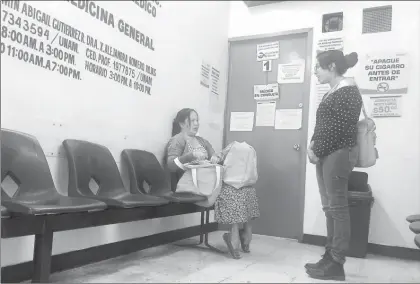  ??  ?? Atención más rápida que en las institucio­nes públicas de salud, más cercanas a casa y con un costo por consulta de entre 20 y 50 pesos, los atractivos en los dispensari­os adyacentes ■ Foto Roberto García Ortiz