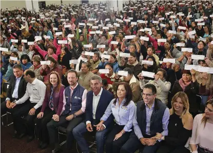  ?? SERGIO CERVANTES ?? La presidenta del SEDIF, Dinorah López de Gali, y el gobernador, Tony Gali Fayad, entregaron apoyos económicos a mujeres poblanas para empoderarl­as, fomentar sus proyectos productivo­s y mejorar su calidad de vida.