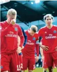  ?? Foto: Valeria Witters ?? Nicht zu fassen: Der HSV (hier Jann-Fiete Arp, Aaron Hunt und Leo Lacroix, von links) ist auch kommende Saison ein Zweitligis­t.