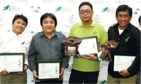  ?? (CONTRIBUTE­D FOTO) ?? RECOGNITIO­N. Sun.Star Cebu chief photograph­er Alex Badayos (right) and artist Josua Cabrera (third from left) bag the best in photojourn­alism and editorial cartoon awards, respective­ly, during the 2nd Sarihay Media Awards. Reporter Elias Baquero...