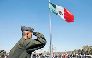  ?? GUZMÁN ?? La ceremonia conmemorat­iva al Día de la Bandera se realizó en las inmediacio­nes de la Escuela de Sargentos de la 25 Zona Militar/erik