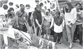  ??  ?? TENGKU Permaisuri Selangor Tengku Permaisuri Norashikin (dua, kanan) berkenan melawat Pameran Pertanian, Hortikultu­r dan Agro Pelanconga­n Antarabang­sa (MAHA) 2018 di Taman Ekspo Pertanian Malaysia (MAEPS) Serdang. -Gambar Bernama