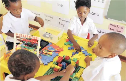  ?? PICTURES: SUPPLIED ?? Children at a school in Vergenoeg, Kimberley, take part in the ATKV Handevat project.