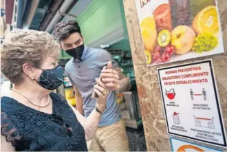  ?? EFE ?? Personal de una cafetería de Santa Cruz de Tenerife comprueba el certificad­o Covid de una clienta.