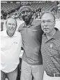  ?? STEVE SISNEY, THE OKLAHOMAN]
[PHOTO BY ?? Anthony Bowie, center, poses for a photo with ex-OU coach Billy Tubbs, left, and teammate Tommy Tubbs in 2016.