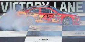  ?? GETTY IMAGES ?? Kyle Larson celebrates his second consecutiv­e Michigan victory with a burnout.
