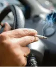  ?? Foto: dpa ?? Rauchen im Auto, wenn Kinder mit dabei sind – das geht gar nicht.