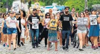  ?? LUIS CLEBER ?? Causa. Ativistas protestam na entrada do Porto de Santos contra venda de animais vivos