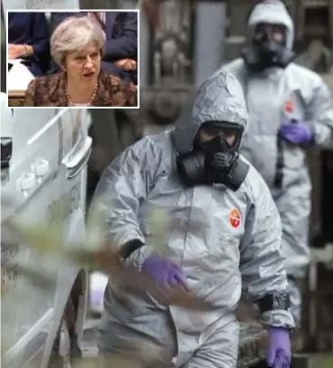  ?? FOTO'S AP ?? Na de vergiftigi­ng op voormalig dubbelspio­n Sergei Skripal en zijn dochter moeten zelfs de ambulances in Salisbury gecontrole­erd worden op chemisch spul. Premier Theresa May (inzet) kan er niet mee lachen.