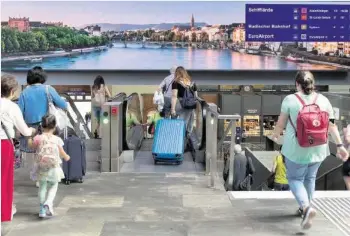  ?? KEYSTONE ?? Mittels Livebild vom Bahnhofvor­platz können sich Ortsunkund­ige besser orientiere­n. Video: Was der neue LED-Bildschirm im Bahnhof SBB bietet, sehen Sie auf 20min.ch
