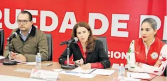  ?? EDUARDO DE LA VEGA ?? Rueda de prensa encabezada por el dirigente estatal Marco Antonio Mendoza