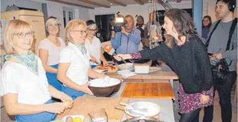  ?? FOTO: WOLFGANG LUTZ ?? SWR-Redakteuri­n Katharina Wolter (rechts) im Gespräch mit Christa Harsch. Neben ihr das Backteam mit Andrea Nunnenmach­er, Jessica Wetzel und Barbara Neuburger.