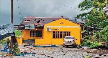  ?? ?? SEBAHAGIAN daripada lapan rumah yang musnah dalam kejadian ribut di Jalan Ban Lesen, Parit Empat.