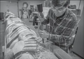  ?? MIKE SIEGEL/SEATTLE TIMES ?? Totem pole carver David Boxley carves his 77th totem pole in his Lynnwood studio.