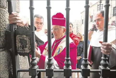  ?? Ricardo Muñoz ?? Monseñor Jesús García Burillo cierra la puerta santa, al clausurars­e el I Año Jubilar Teresiano, en Ávila, el 14 de octubre
