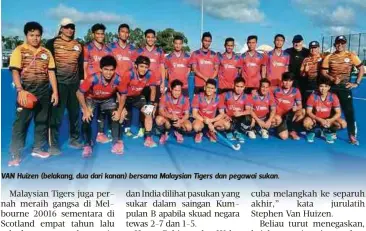  ??  ?? VAN Huizen (belakang, dua dari kanan) bersama Malaysian Tigers dan pegawai sukan.