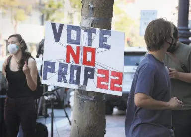  ?? Liz Hafalia / The Chronicle ?? Uber and Lyft drivers rally against Propositio­n 22 outside Uber headquarte­rs in San Francisco in August.