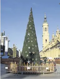  ?? ÁNGEL DE CASTRO ?? El árbol de Navidad que preside la plaza del Pilar.