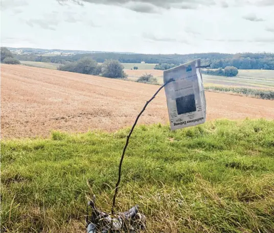  ??  ?? Hans Schlieferl lädt uns ein ins Schlaraffe­nland, später landen wir im Himmelreic­h. Wohin man beim Wandern nicht alles gelangt, und was man nicht alles erfährt, erprobte Rezepturen zum Beispiel: Roggen, Emmer und Kümmel gehören ins Brot von Franz Stocker. Und hier auch das Beweisfoto: Landschaft mit Zeitungsfa­hne. Wir waren da! Im Herz der Region!