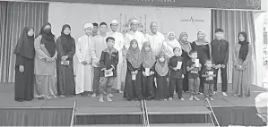  ?? ?? TERIMALAH: (Dari enam kanan) Yii, Dr Abdul Rahman, Sharbini bergambar bersama penerima sumbangan pada majlis berbuka puasa Sarawak Energy di Masjid Darul Ehsan, Piasau di Miri pada Khamis lalu.
