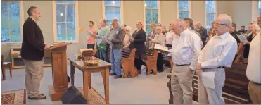  ?? / Sean Williams ?? Dr. Rheinallt M. Jones asked attendees to stand and sing during the opening night’s Hymn Singing event at the Historic Van Wert Church in Rockmart.