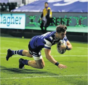  ?? PICTURE: Richard Heathcote/getty Images ?? Tom de Glanville dives in to score Bath’s fourth try against Worcester
