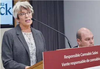  ??  ?? La ministre des Finances, Cathy Rogers, a dévoilé le nouveau modèle à Fredericto­n. - Acadie Nouvelle: Mathieu Roy-Comeau