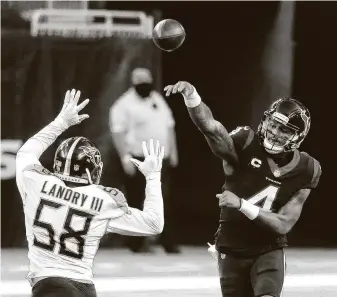  ?? KarenWarre­n / Staff photograph­er ?? With Sunday’s performanc­e, Watson passed Chiefs QB Patrick Mahomes as the NFL’s passing yards leader, the first time since 1997 the player that category has endured 12 losses.