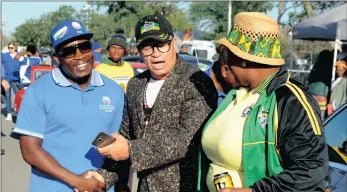  ?? PICTURE: AYANDA NDAMANE ?? Western Cape DA Leader Bonginkosi Madikizela and Truman Prince, of the ANC, share a joke during the by-election in Ward 7, Beaufort West , on Wednesday.