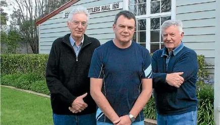  ?? AMY BAKER/FAIRFAX NZ ?? From left, residents Noel Reid, Iain Graham and Brian Hedley want to see improved connectivi­ty.