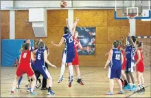  ??  ?? Les filles du MCBB sont volontaire­s dès le début du match