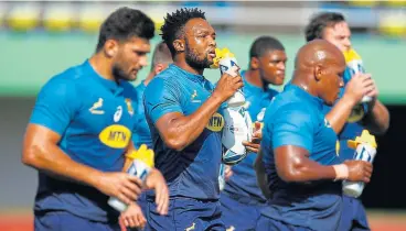  ?? /Steve Haag/Gallo Images ?? Fluid situation: Damian de Allende, left, Lukhanyo Am, centre, and Bongi Mbonambi have a water break during a training session in the southern city of Kagoshima where conditions are hot and muggy.