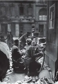  ??  ?? ■ A machine gun post behind barricades defending the Berliner Tageblatt publishing house.