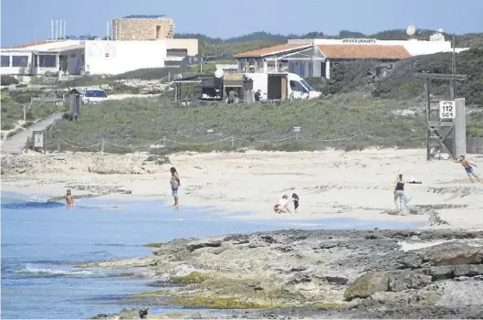  ?? CARMELO CONVALIA ?? Un grupo de personas disfruta de la playa en Formentera, donde ya están en la fase 1.