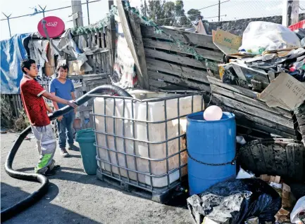  ??  ?? En 200 colonias de la Ciudad de México juntar agua en botes y reutilizar­la para la tasa del baño o lavar el patio es una costumbre de hace años.