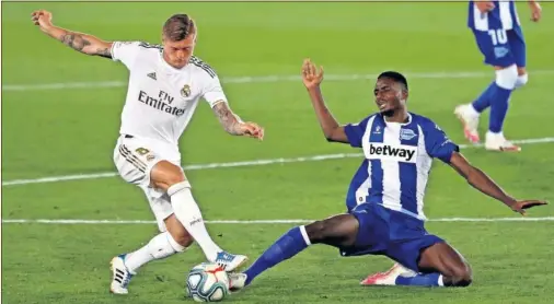  ??  ?? Kroos pelea una pelota ante el alavesista Abdallahi en el Real Madrid-Alavés del pasado viernes.