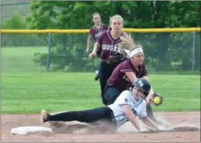 ?? JOHN BREWER - ONEIDA DAILY DISPATCH ?? Belleville Henderson’s Lexi Moyer just beats the tag applied by Stockbridg­e Valley shortstop Haylee Eaton during Class D quarterfin­al action.
