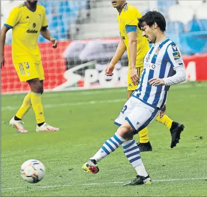  ?? FOTO: UNCITI ?? David Silva, que reapareció en Anoeta mes y medio después, entrega un pase con la izquierda