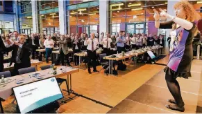  ?? FOTO: LSB ?? Vortänzeri­n: Staatssekr­etärin Andrea Milz (CDU) animiert die Delegierte­n des Landesspor­tbundes zu den Klängen von Dschingis Khan zu Übungen.