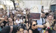  ?? Philippe Arnassan) ?? Les défenseurs des animaux ont fait une démonstrat­ion de force hier devant l’hôtel de ville, même s’ils étaient loin d’être cinq cents comme l’espéraient les organisate­urs.(Photo