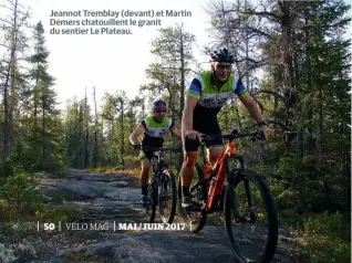  ??  ?? Jeannot Tremblay (devant) et Martin Demers chatouille­nt le granit du sentier Le Plateau.