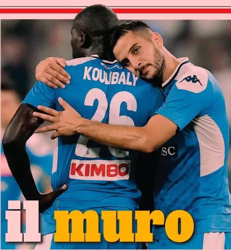  ?? GETTY ?? Coppia dietro Kalidou Koulibaly, 29 anni, abbracciat­o da Kostas Manolas, 29 anni. I due difensori centrali hanno giocato insieme nel Napoli 2.189 minuti tra la scorsa stagione e quella attuale