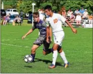  ?? THOMAS NASH - DIGITAL FIRST MEDIA ?? Phoenixvil­le’s Tyler Siefer (6) battles for possession with Perkiomen Valley’s Mike Weir (10) during Wednesday’s game.